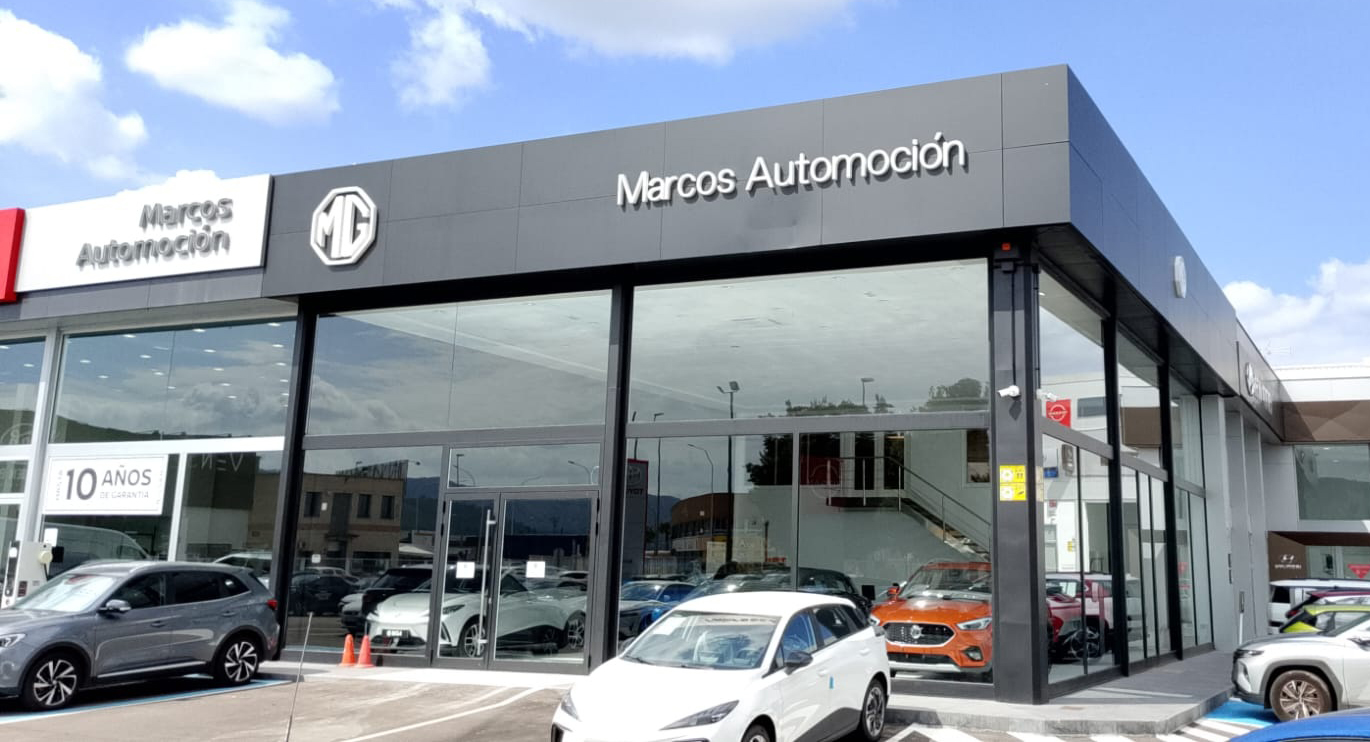 Fachada del nuevo concesionario MG Marcos Automoción en Xàtiva, con exposición de vehículos eléctricos, híbridos y de combustión.