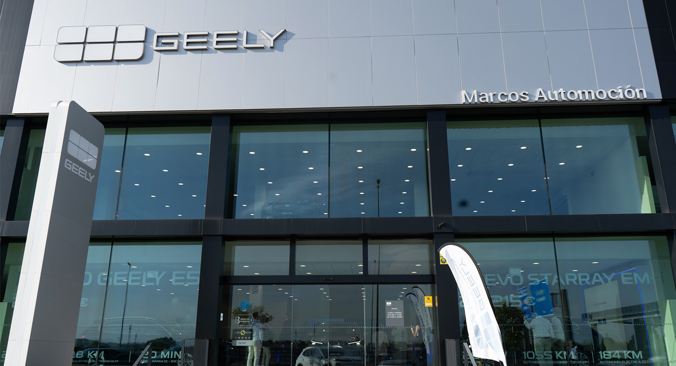 Marcos Automoción incorpora Geely Auto a su porfolio de marcas